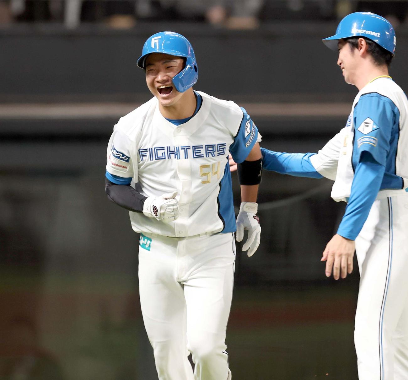 日本ハム対ソフトバンク　4回裏日本ハム1死、左越え本塁打を放ち笑顔の山県（撮影・黒川智章）
