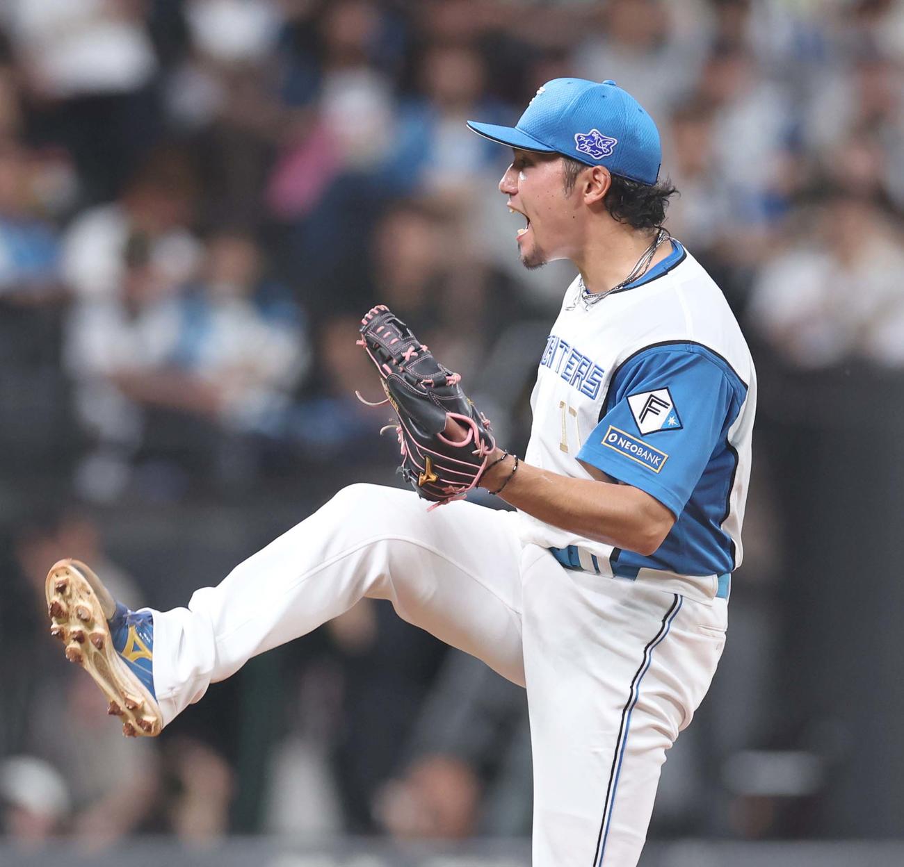 日本ハム対ソフトバンク　叫びながら力投する伊藤（撮影・黒川智章）