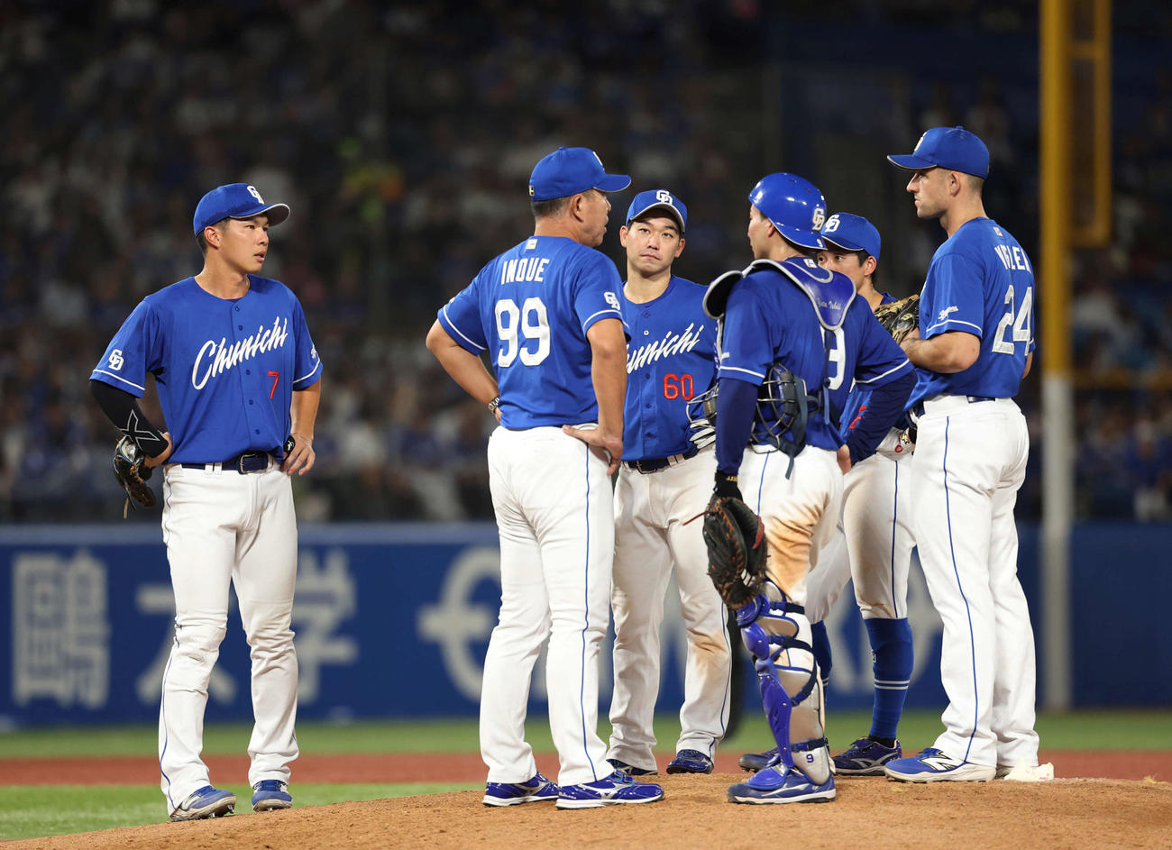 ヤクルト対中日　6回裏ヤクルト　逆転されマウンドに集まる井上監督（左から2人目）とヤクルトナイン（撮影・増田悦実）
