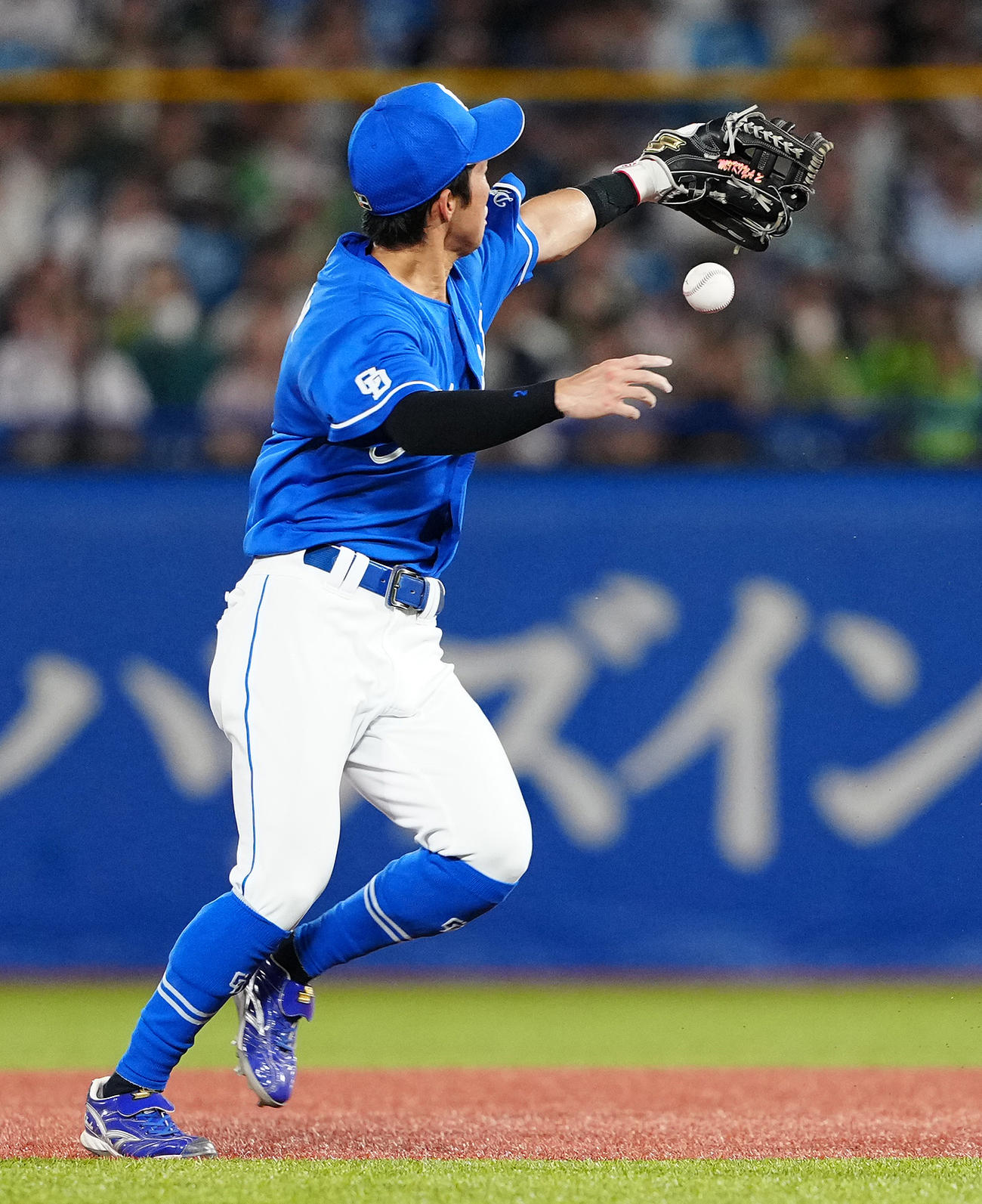ヤクルト対中日　3回裏ヤクルト1死、岩田の打球を捕れず、内野安打を許す二塁手田中（撮影・鈴木みどり）