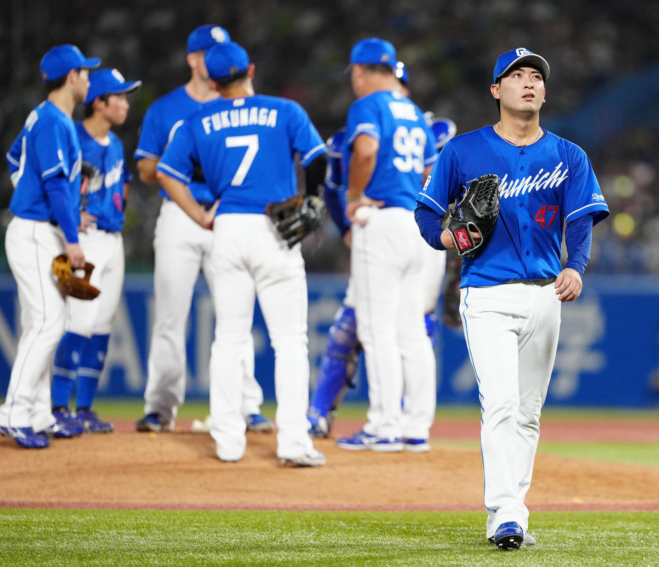 ヤクルト対中日　6回裏、降板する中日吉田（右）（撮影・鈴木みどり）