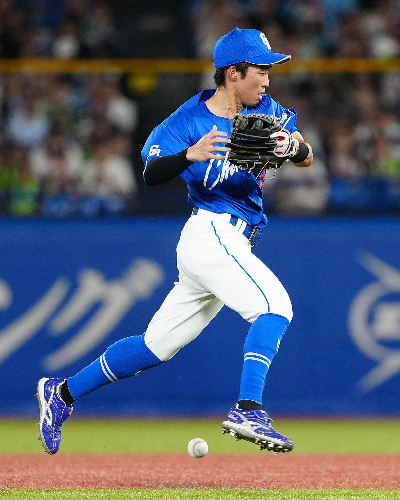 ヤクルト対中日　3回裏ヤクルト1死、岩田の打球を捕れず、内野安打を許す二塁手田中（撮影・鈴木みどり）