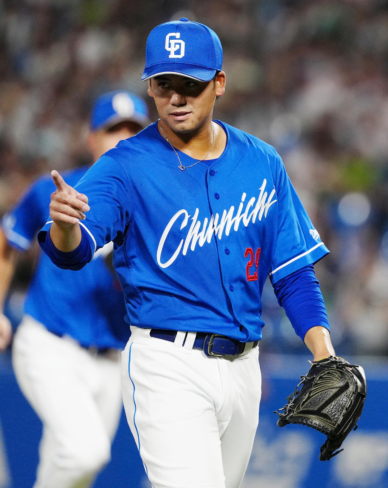ヤクルト対中日　1回裏を無失点に抑え、指をさす中日松木平（撮影・鈴木みどり）