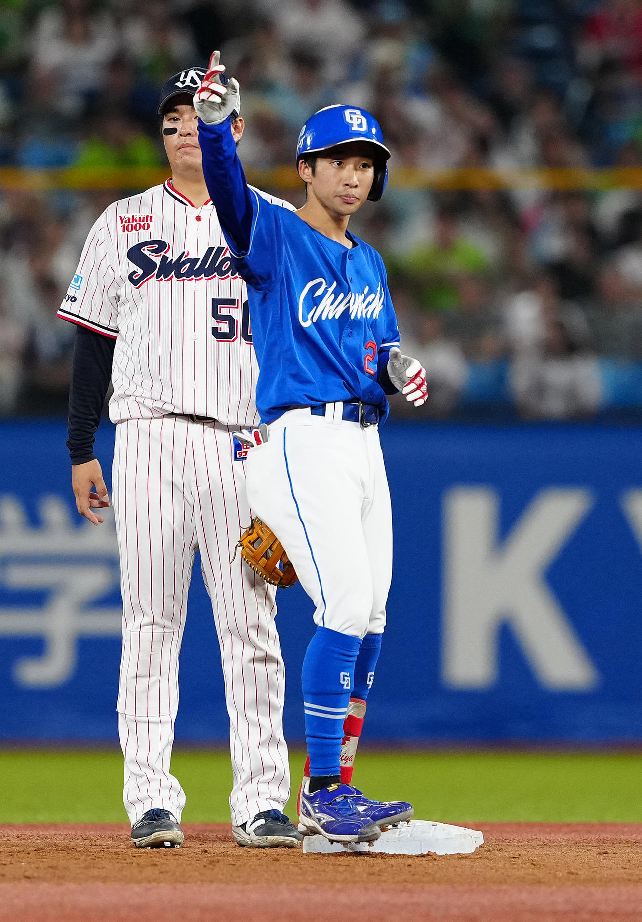 ヤクルト対中日　2回表中日2死一、二塁、左中間に先制の適時二塁打を放った田中は塁上でポーズ（撮影・鈴木みどり）