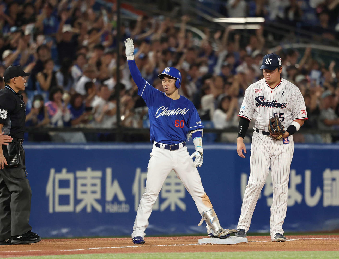 ヤクルト対中日　3回表中日無死　左三塁打を放ちポーズを取る山本（撮影・増田悦実）