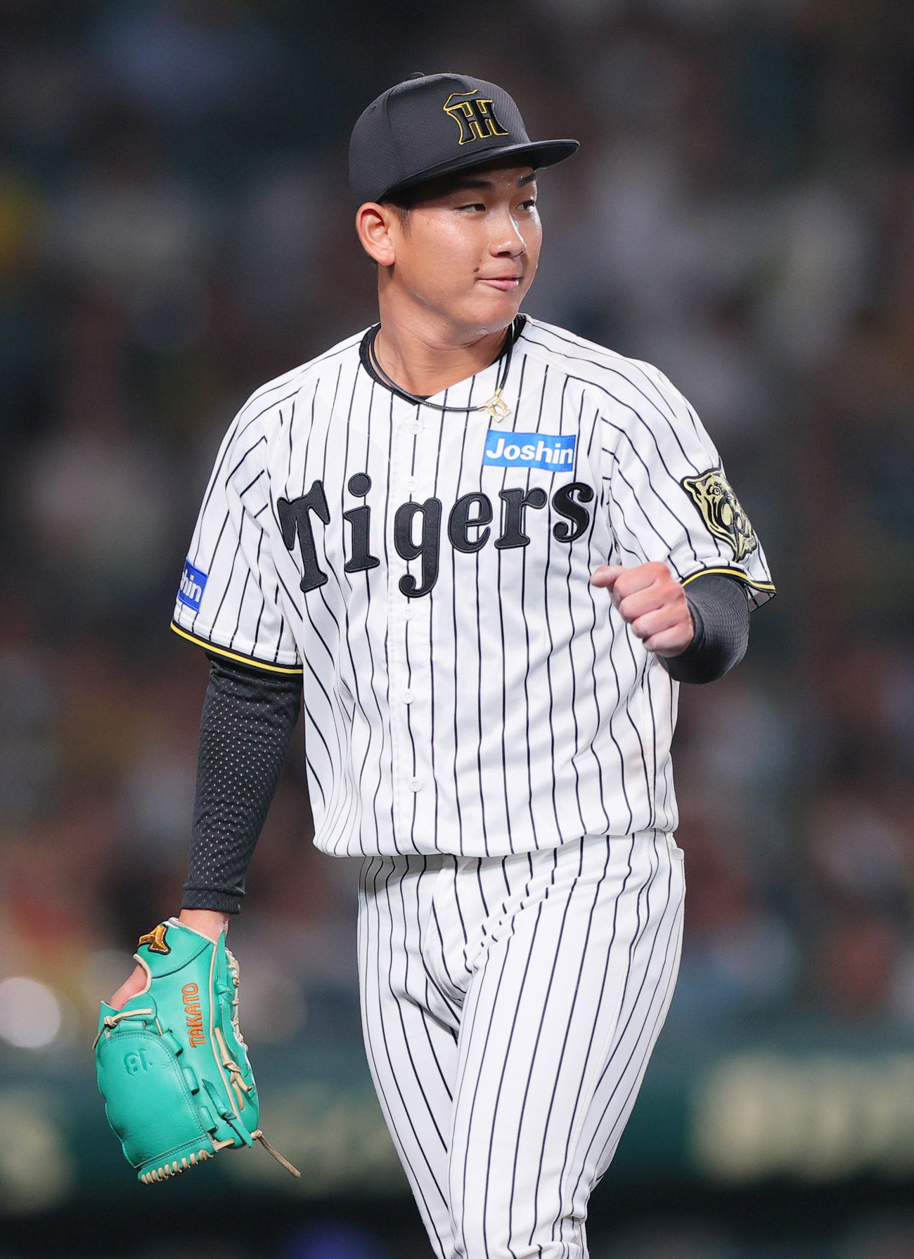 阪神対DeNA　阪神伊原は9回に登板し3者凡退に抑えベンチに引き揚げる（撮影・上山淳一）