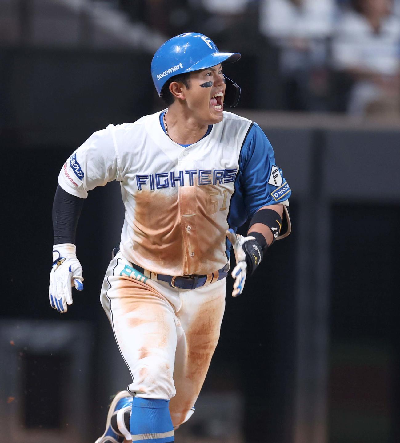 日本ハム対ソフトバンク　5回裏日本ハム無死、左中間に本塁打を放ち叫ぶ今川（撮影・黒川智章）