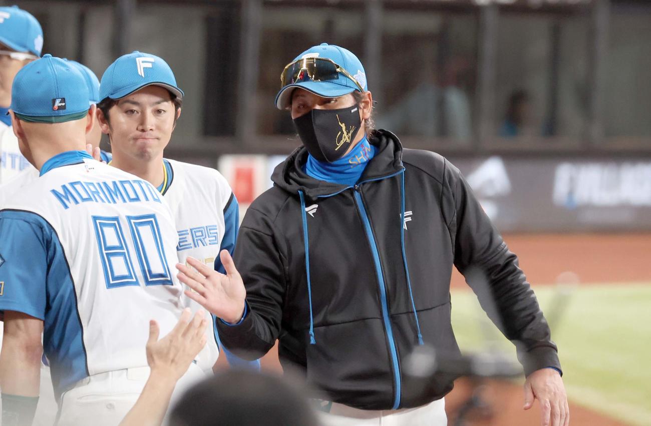 日本ハム対ソフトバンク　試合後、スタッフらとハイタッチする新庄監督（撮影・黒川智章）
