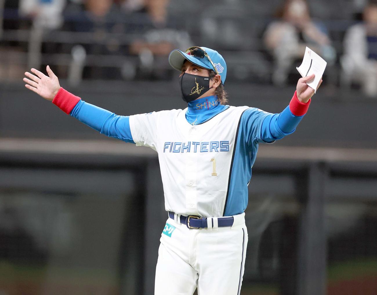 日本ハム対ソフトバンク　スタンドに向かって手を挙げる新庄監督（撮影・黒川智章）