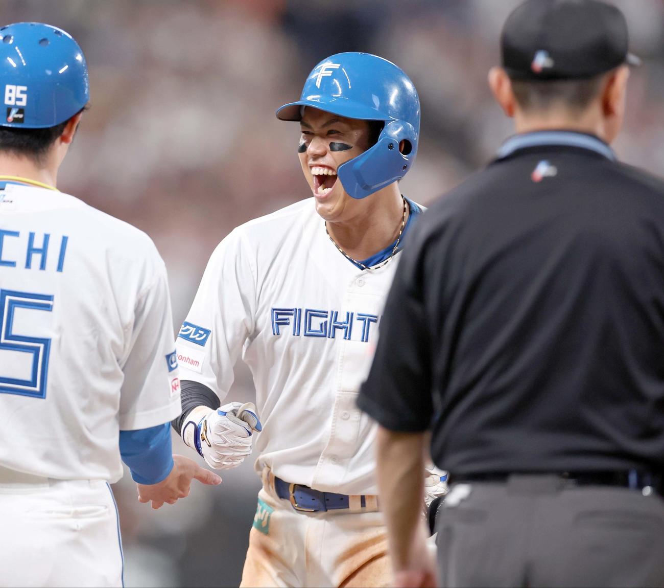 日本ハム対ソフトバンク　6回裏日本ハム2死二塁、中前適時打を放ち叫ぶ今川（撮影・黒川智章）