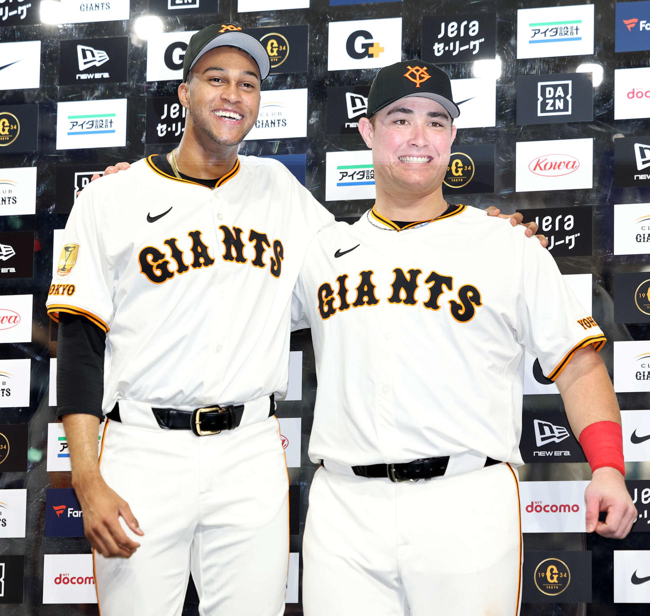 巨人対広島　ヒーローインタビューで笑顔で肩を組む巨人マルティネス（左）とリチャード（撮影・浅見桂子）