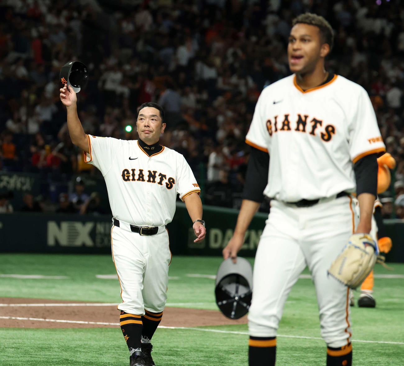 巨人対広島　勝利しスタンドにあいさつする巨人阿部監督（左）。右はマルティネス（撮影・浅見桂子）