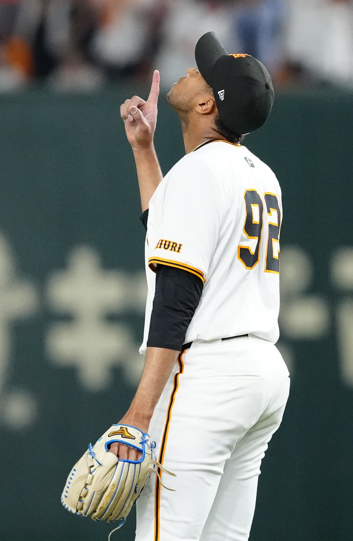 巨人対広島　9回表広島2死、モンテロを右飛に仕留めたマルティネス（撮影・江口和貴）