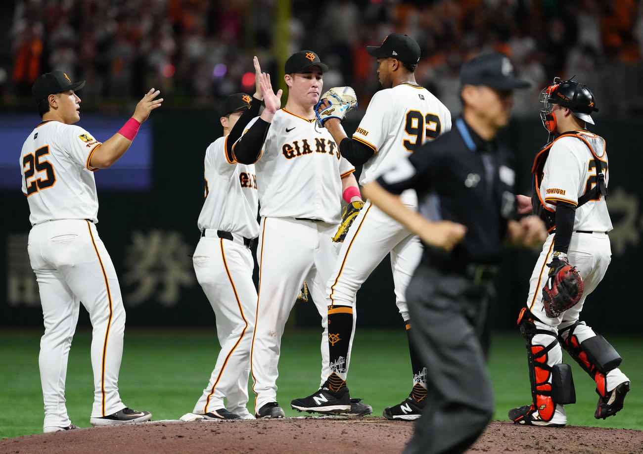 巨人対広島　試合後、勝利のタッチを交わすリチャード（中央）ら巨人の選手たち。左から4人目はマルティネス（撮影・江口和貴）