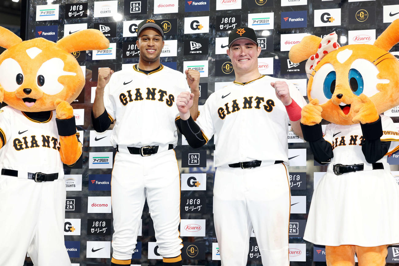 巨人対広島　ヒーローインタビューで笑顔でガッツポーズする巨人マルティネス（左）とリチャード（撮影・浅見桂子）