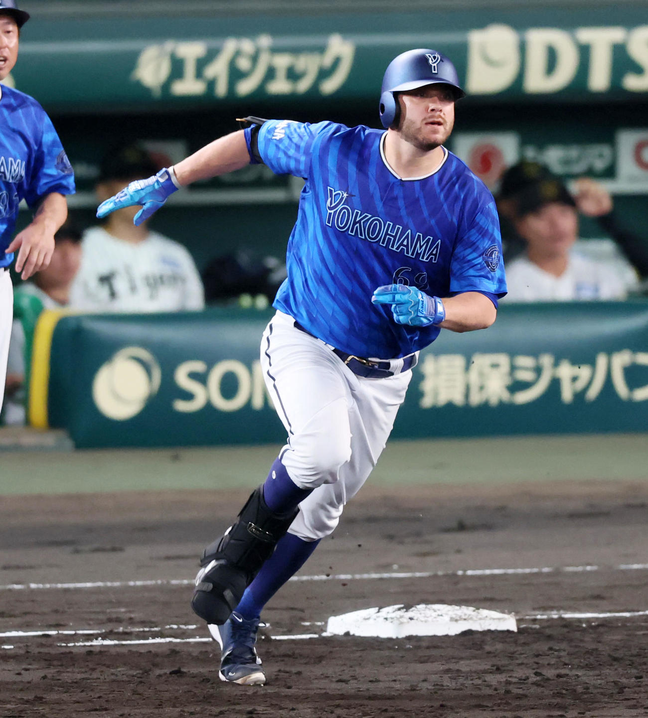 阪神対DeNA 2回表DeNA2死一、二塁、ケイは中越え2点適時二塁打を放つ（撮影・加藤哉）
