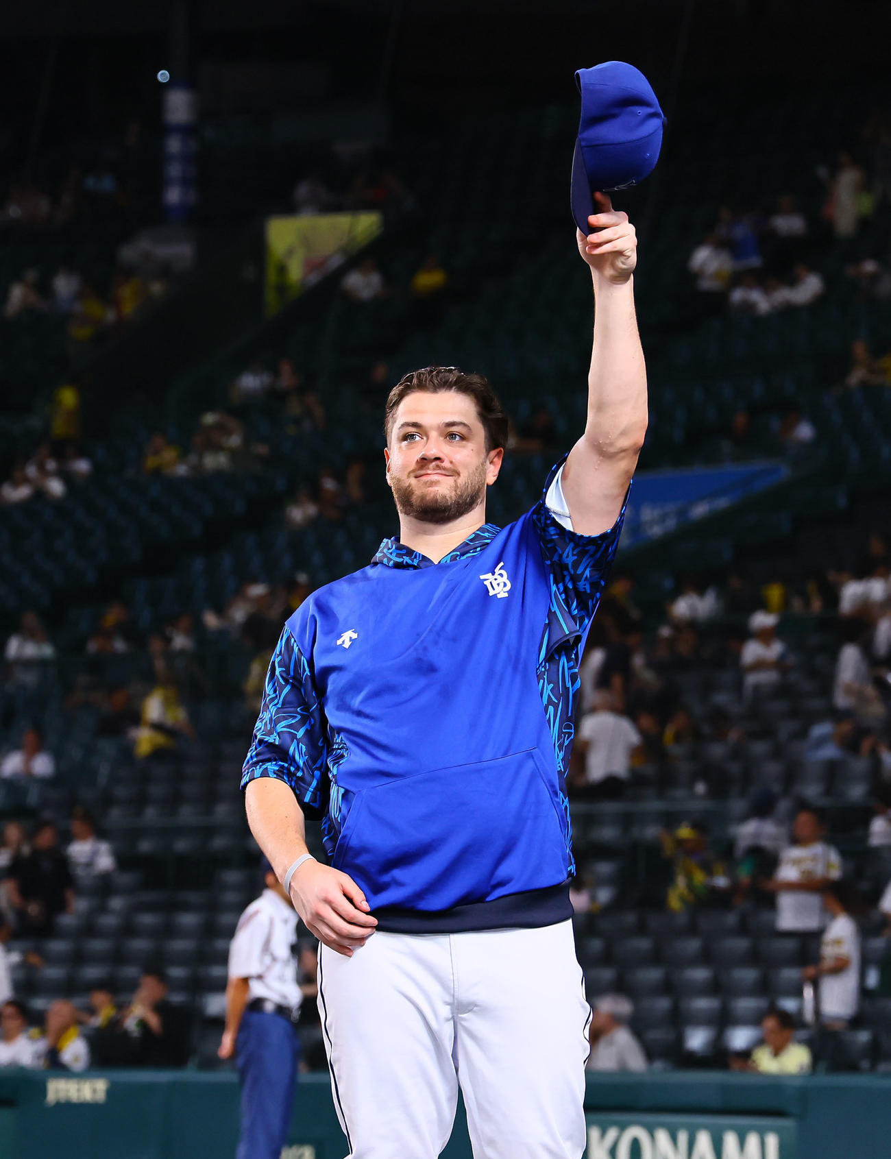 阪神対DeNA　阪神に勝利し、ファンの声援に応えるDeNAケイ（撮影・藤尾明華）