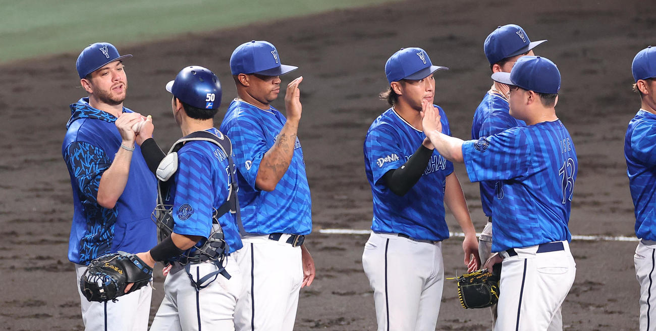 阪神対DeNA　阪神に勝利したケイ（左）は山本から勝利球を受け取る（撮影・上田博志）