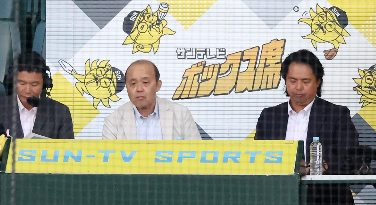 阪神対DeNA　テレビ解説を行う岡田オーナー付顧問。右は井川氏（撮影・加藤哉）