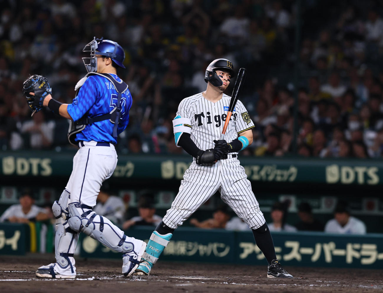 阪神対DeNA 9回裏阪神1死一、三塁、見逃し三振に倒れた佐藤輝（撮影・藤尾明華）