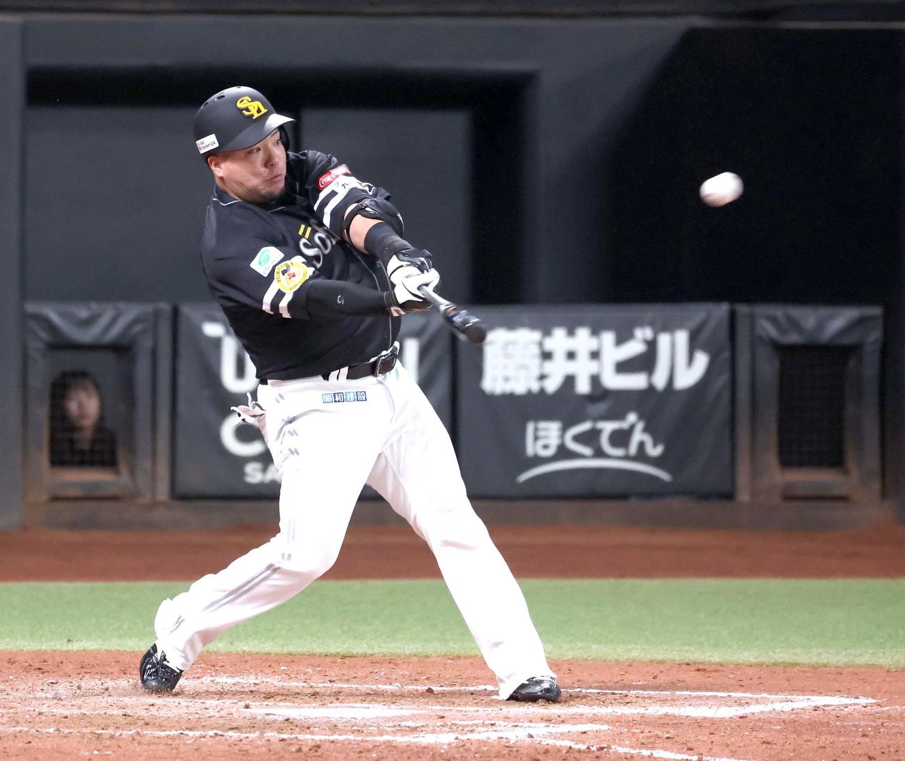 日本ハム対ソフトバンク　9回表ソフトバンク2死、中越え本塁打を放つ山川（撮影・黒川智章）