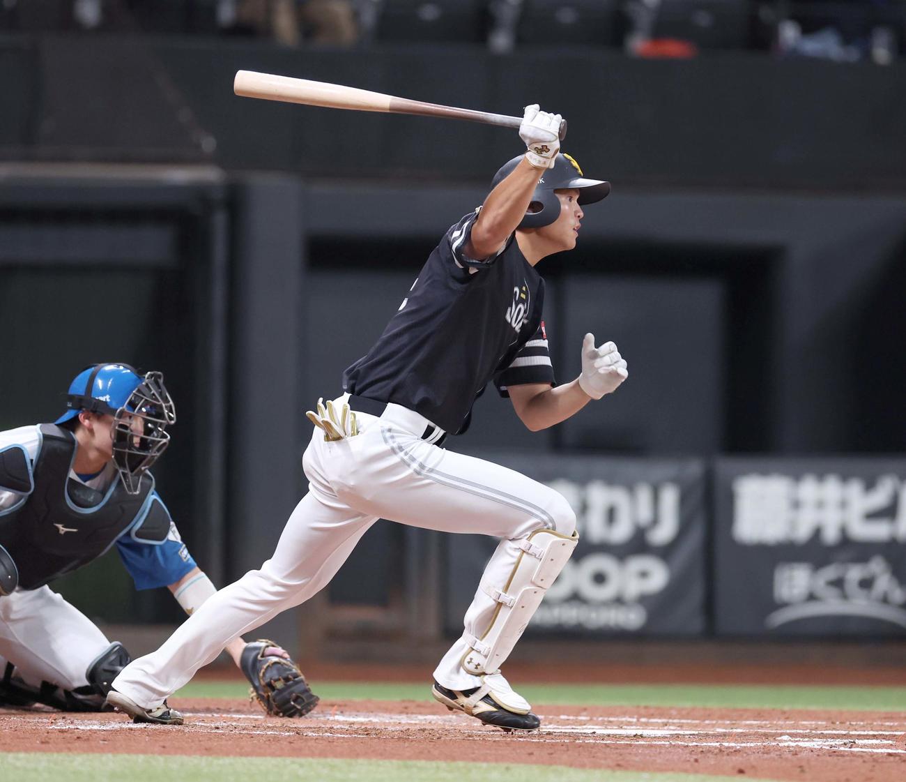 日本ハム対ソフトバンク　2回表ソフトバンク2死二塁、中前適時打を放つ笹川（撮影・黒川智章）