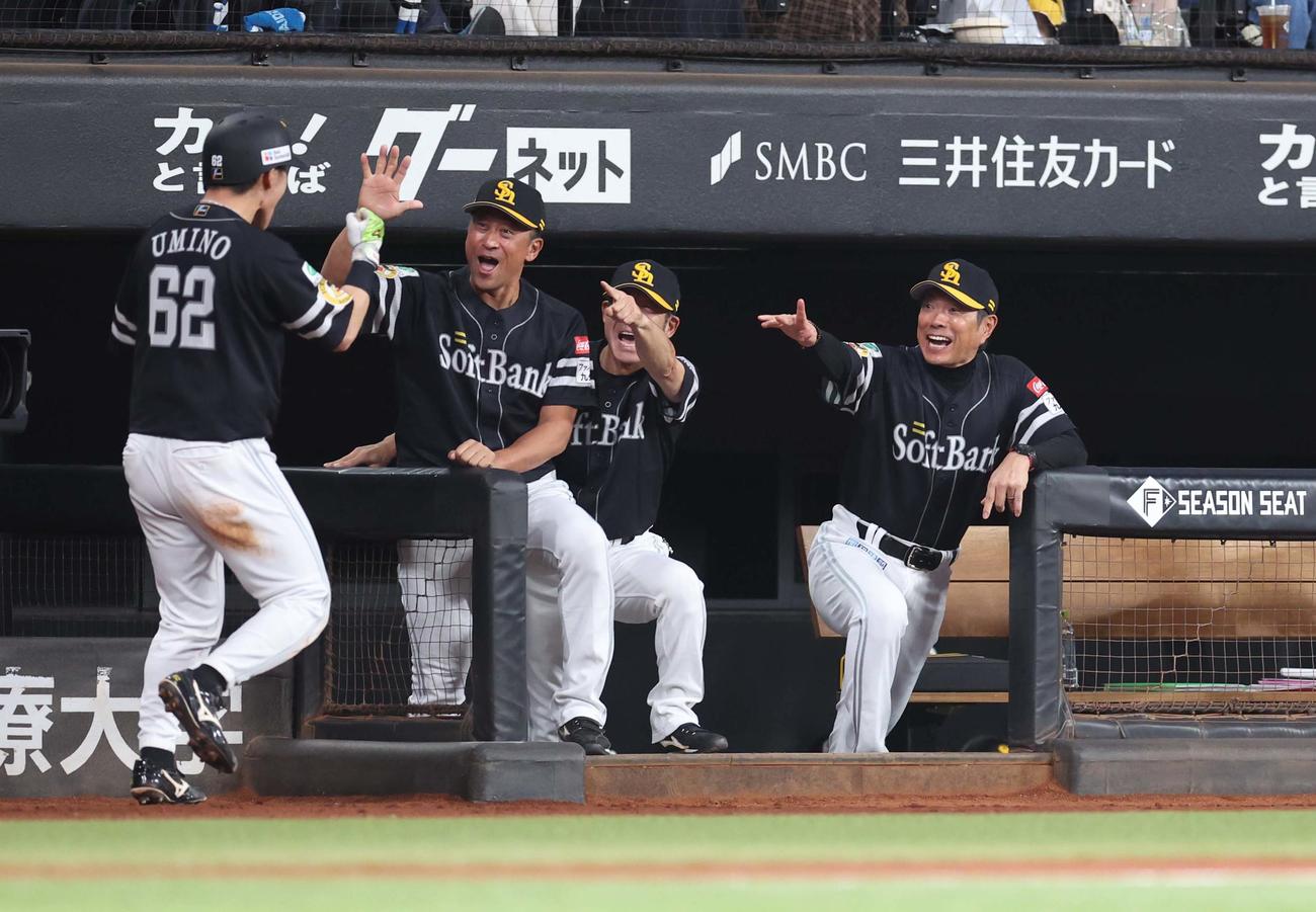 日本ハム対ソフトバンク　2回表、生還した海野を出迎える小久保監督（右）（撮影・黒川智章）