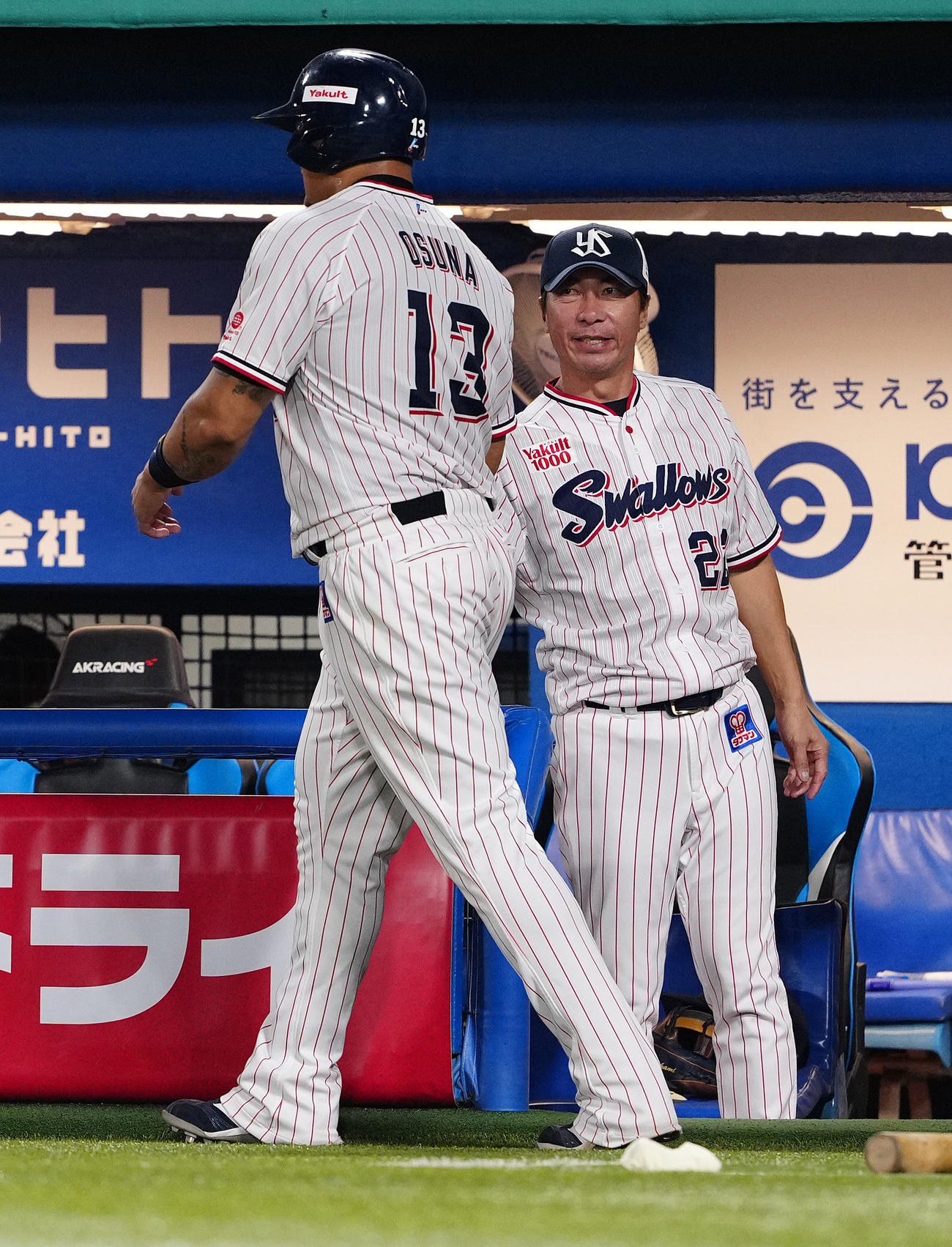 ヤクルト対中日　6回裏ヤクルト2死一、二塁、北村恵の中2点適時二塁打で生還したオスナを迎える高津監督（撮影・鈴木みどり）