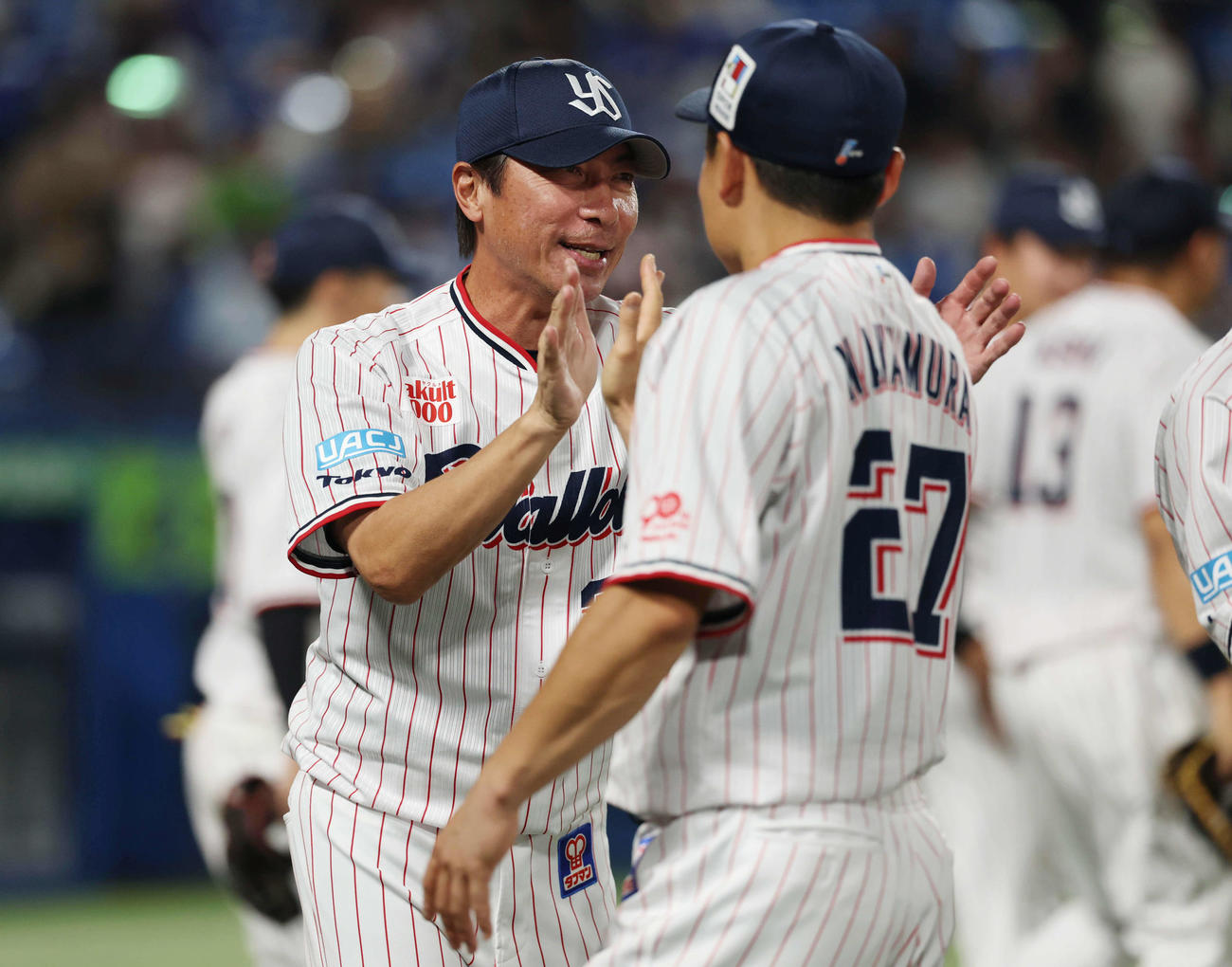 ヤクルト対中日　試合が終了し笑顔でナインとタッチを交わす高津監督（撮影・増田悦実）