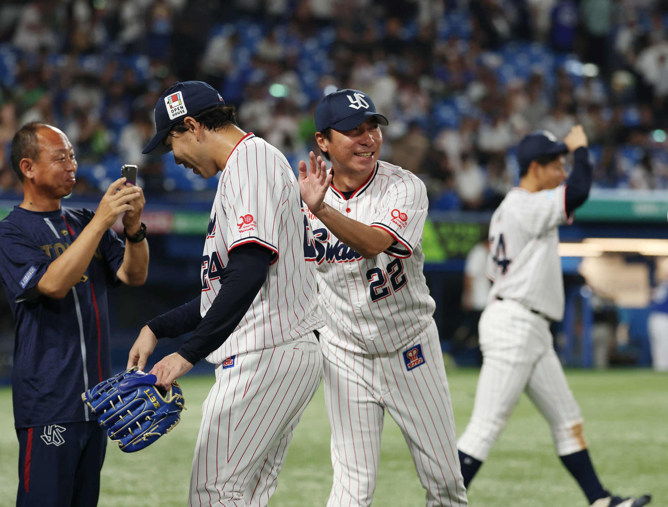 ヤクルト対中日　勝利し星（左から2人目）をたたえる高津監督（撮影・増田悦実）