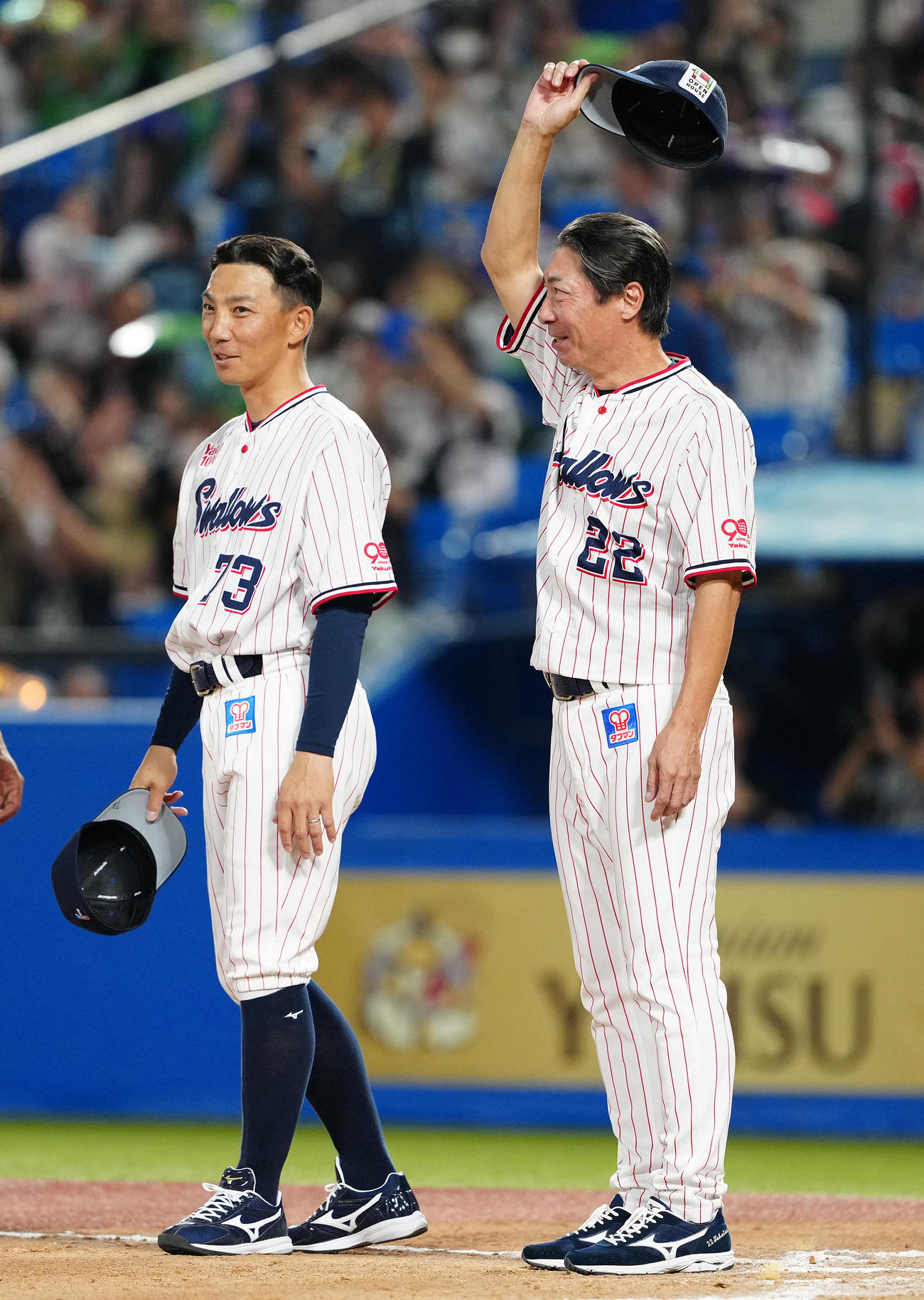 ヤクルト対中日　中日に勝利し、ファンの声援に応えるヤクルト高津監督（右）（撮影・鈴木みどり）