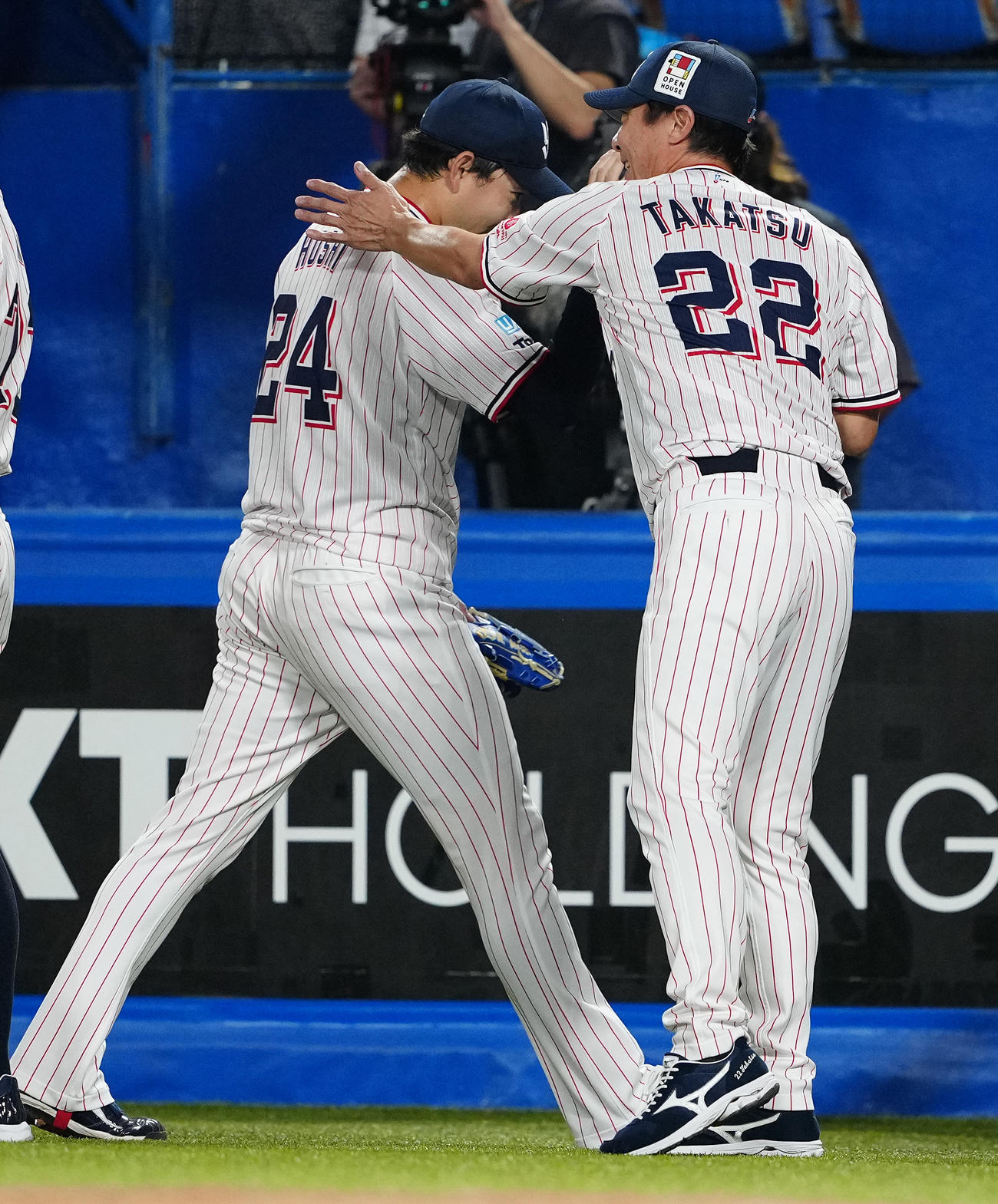 ヤクルト対中日　中日に勝利し、星（左）を迎えるヤクルト高津監督（撮影・鈴木みどり）