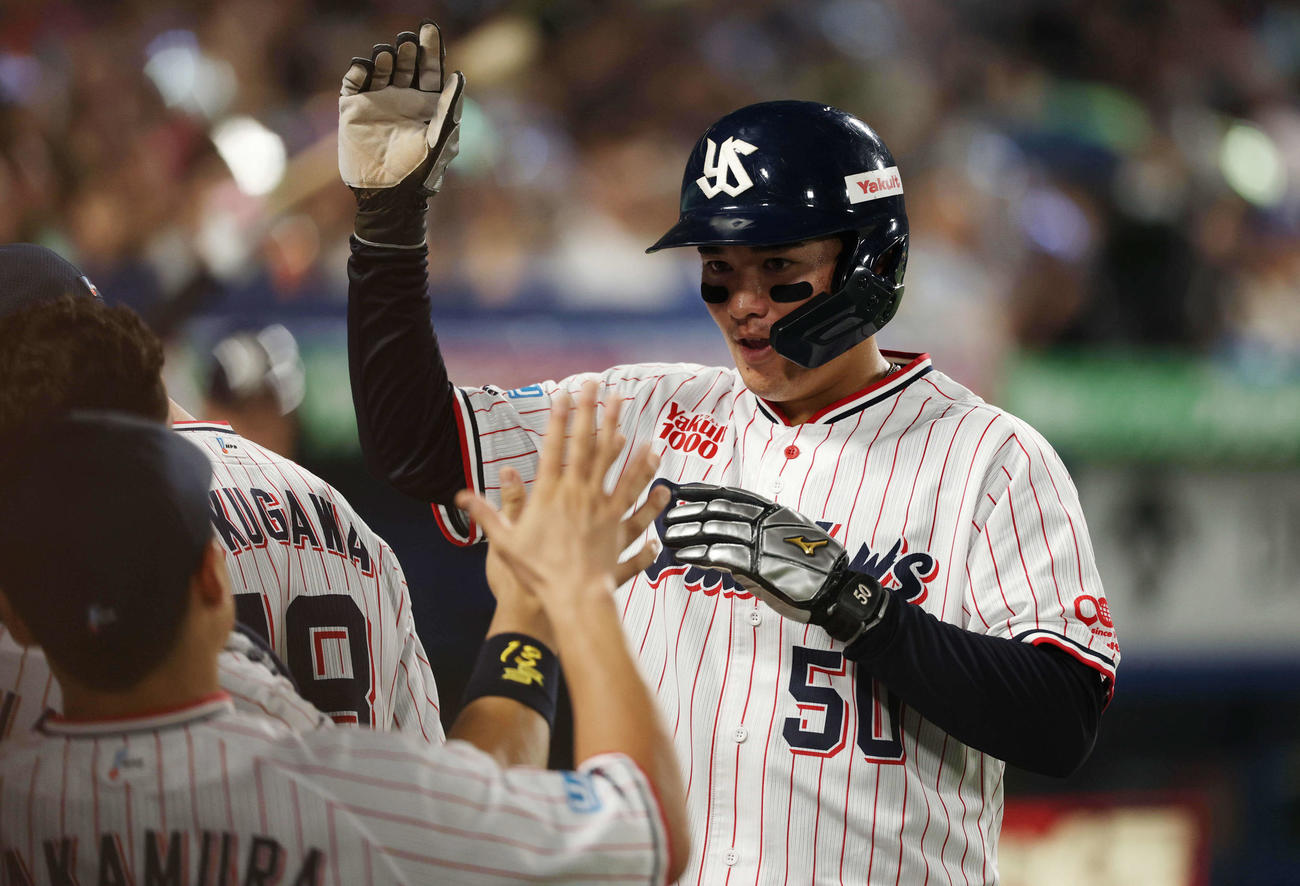 ヤクルト対中日　5回裏ヤクルト1死二、三塁、岩田幸宏の右適時安打で生還しナインとタッチを交わす北村恵（撮影・増田悦実）
