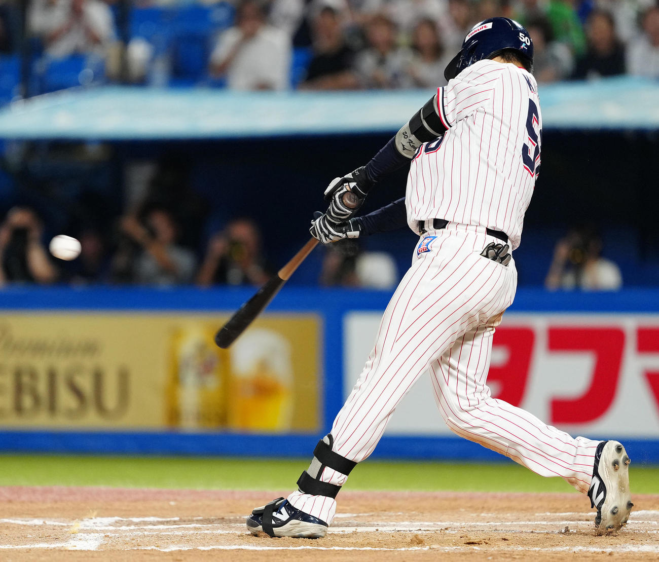 ヤクルト対中日　6回裏ヤクルト2死一、二塁、中2点適時二塁打を放つ北村恵（撮影・鈴木みどり）