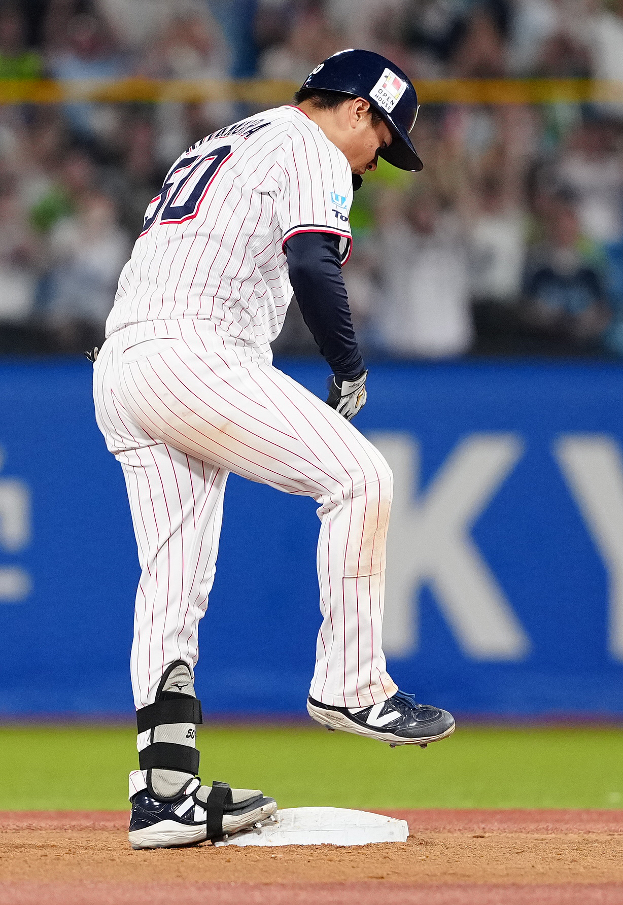 ヤクルト対中日　6回裏ヤクルト2死一、二塁、中2点適時二塁打を放ち、ほえる北村恵（撮影・鈴木みどり）