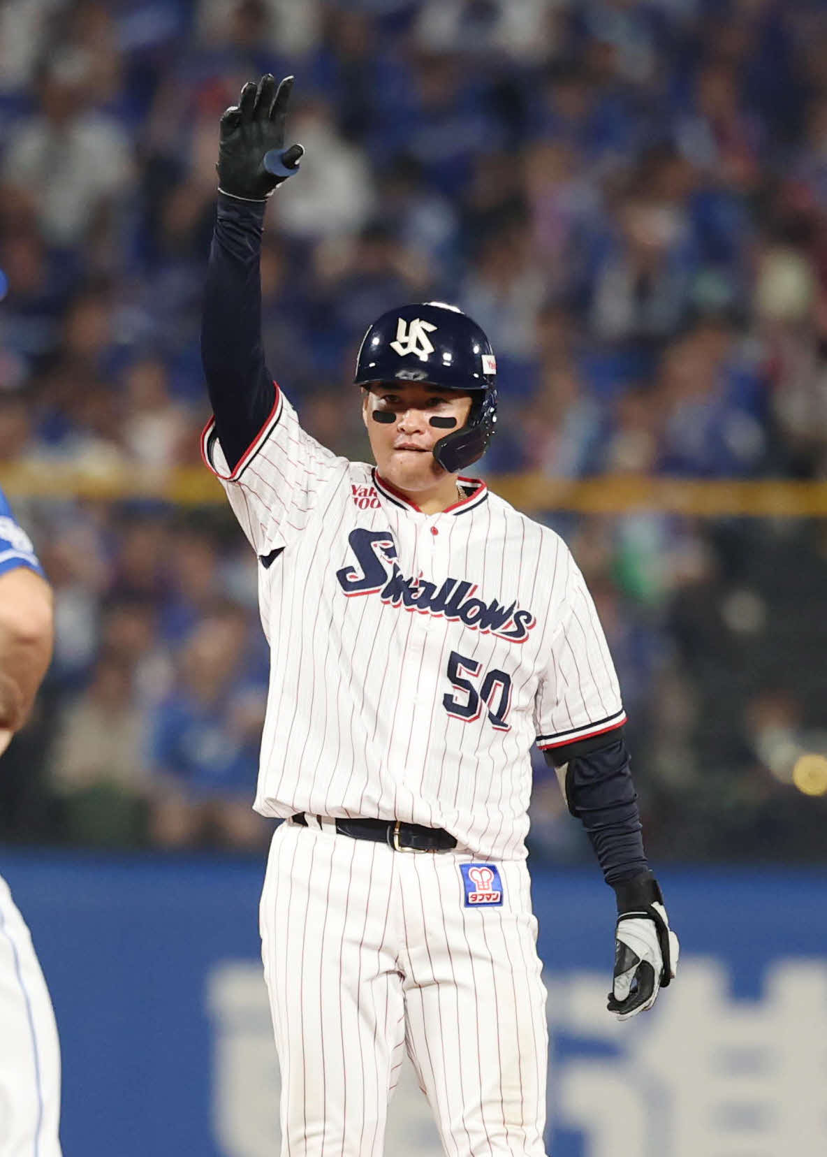 ヤクルト対中日　6回裏ヤクルト2死一、二塁、適時二塁打を放ち喜ぶ北村恵（撮影・増田悦実）