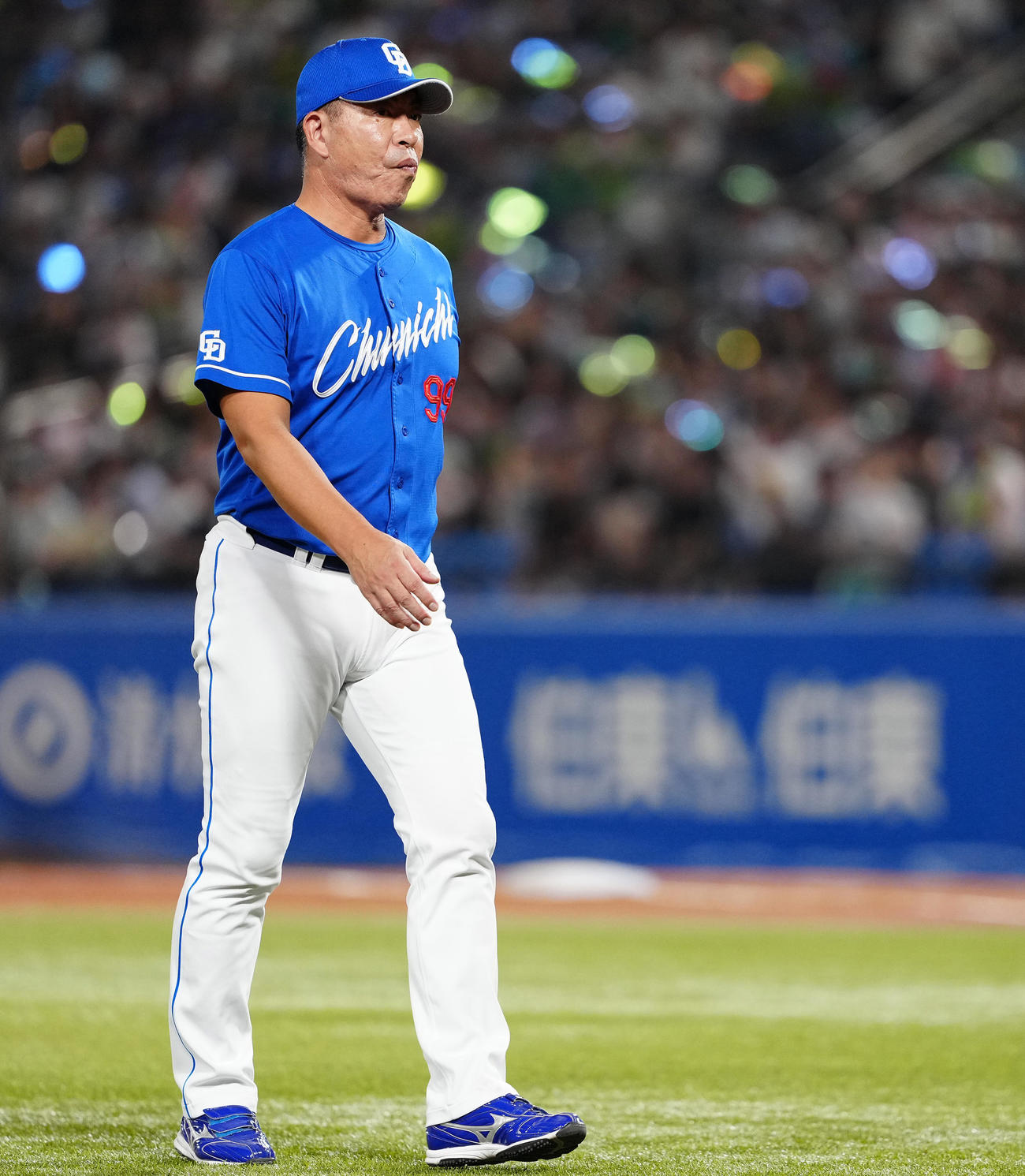 ヤクルト対中日　6回裏、吉田の降板を告げた後、マウンドからベンチへ戻る中日井上監督（撮影・鈴木みどり）