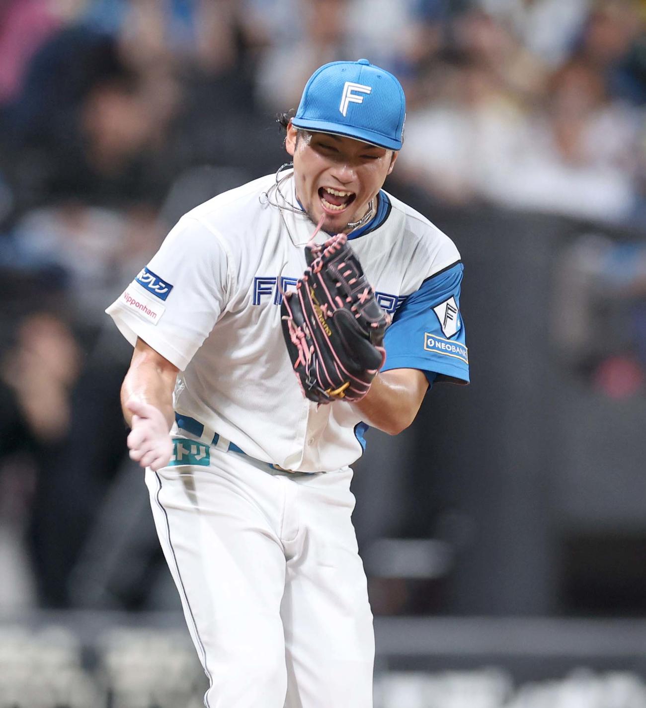 日本ハム対ソフトバンク　6回表ソフトバンク2死二塁、栗原を三振に取り叫ぶ伊藤（撮影・黒川智章）