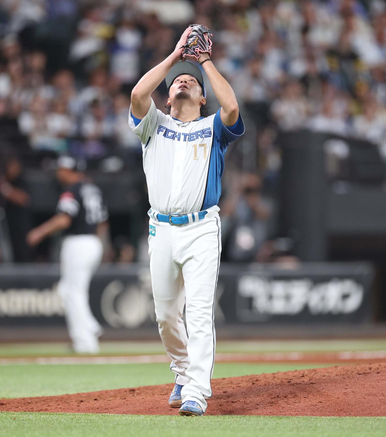日本ハム対ソフトバンク　7回を投げ終え、天を仰いで引き揚げる伊藤（撮影・黒川智章）