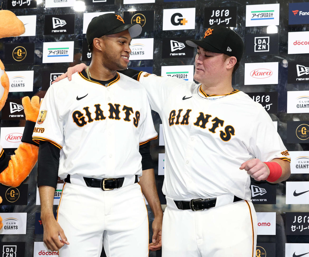 巨人対広島　ヒーローインタビューで笑顔で肩を組む巨人マルティネス（左）とリチャード（撮影・浅見桂子）