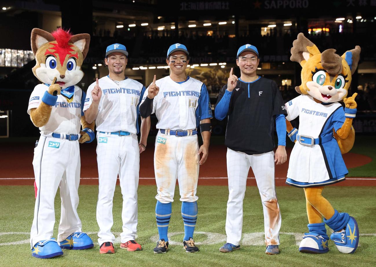 日本ハム対ソフトバンク　試合後、「執念ポーズ」をとる左から伊藤、今川、山県（撮影・黒川智章）
