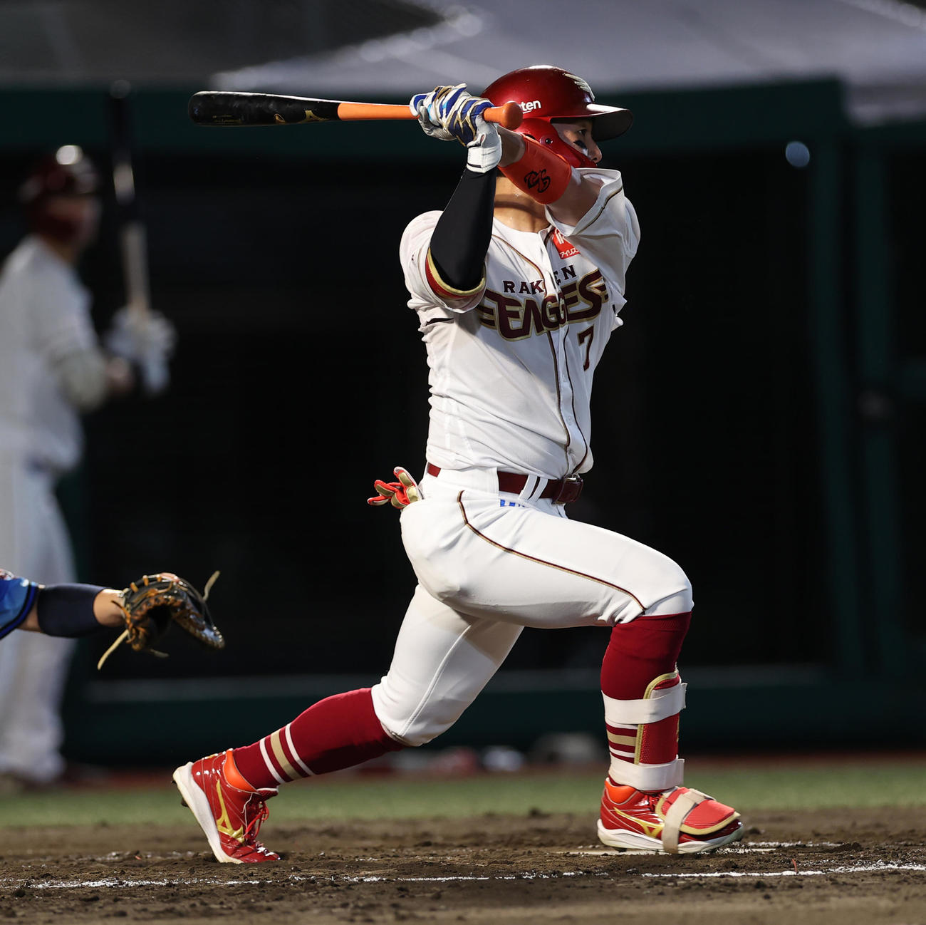 楽天対西武　1回裏楽天2死一、二塁、中前適時打を放つ鈴木大（撮影・水谷安孝）
