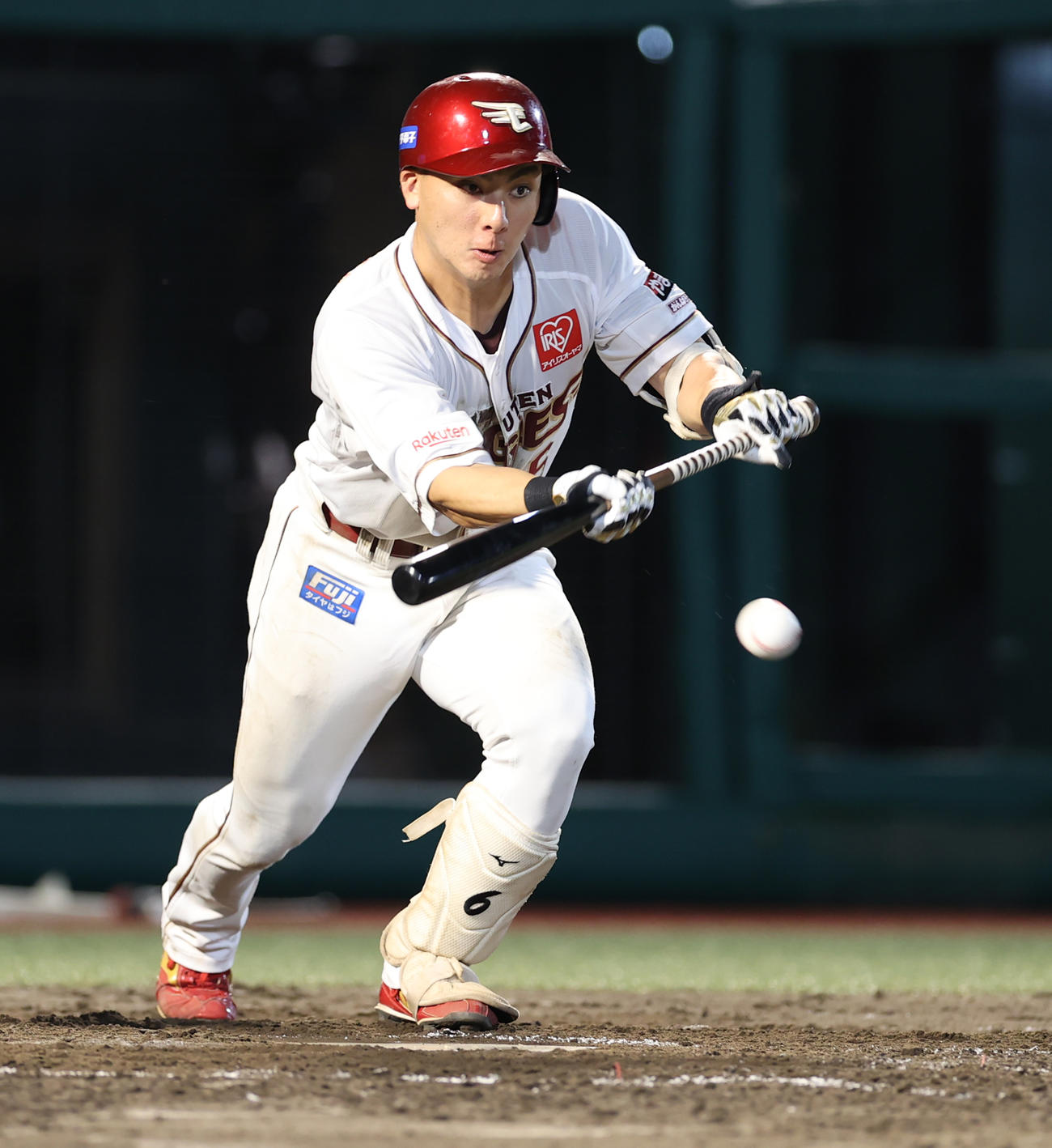 楽天対西武　2回裏楽天1死一、三塁、スクイズを決める村林（撮影・水谷安孝）
