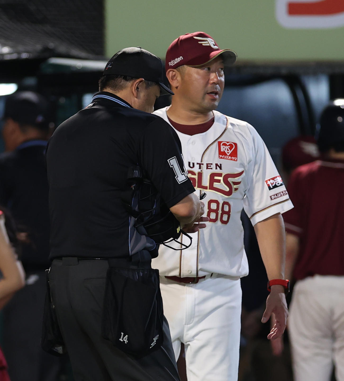 楽天対西武　選手交代を告げる楽天三木監督（撮影・水谷安孝）