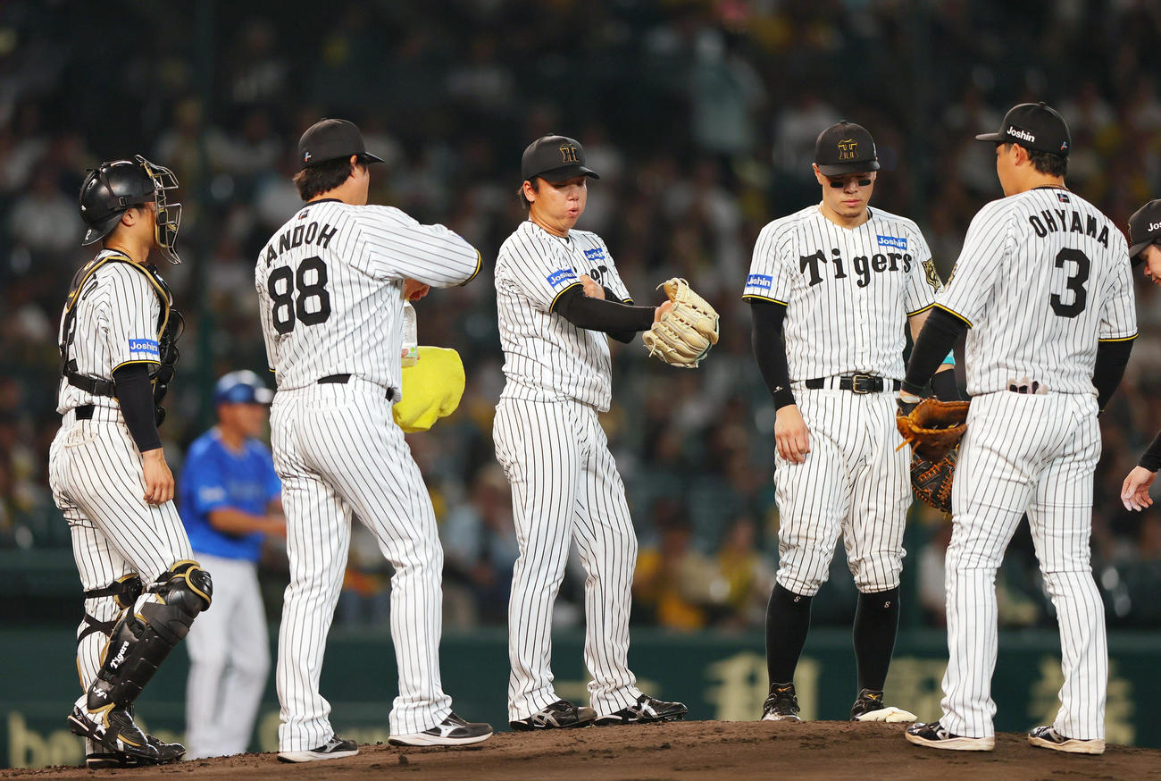 阪神対DeNA 2回表DeNA2死一、二塁、村上（中央）はケイに中2点適時二塁打を浴びる（撮影・上山淳一）