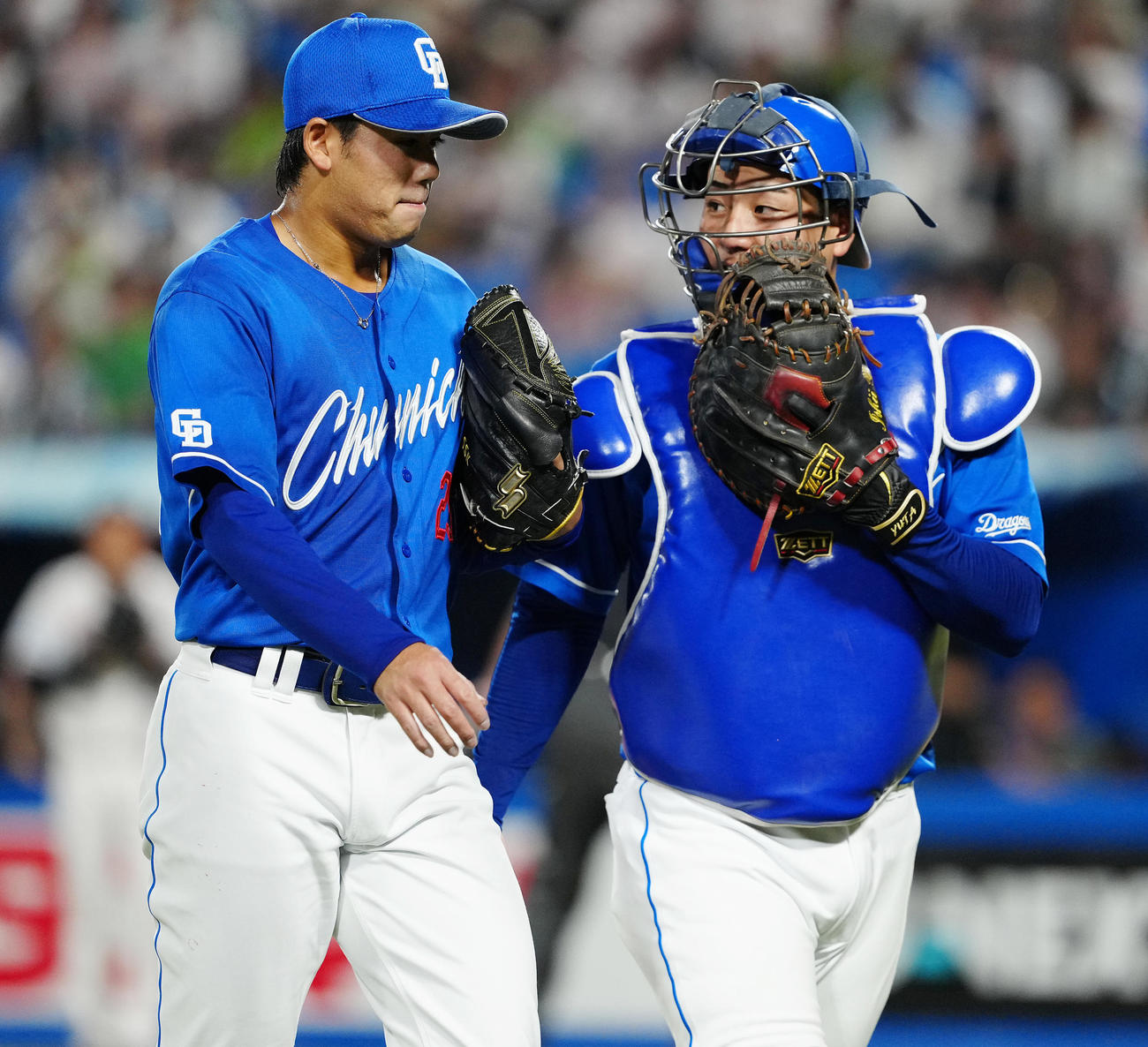 ヤクルト対中日　3回裏を終え、石伊（右）と話しながらベンチへ戻る中日松木平（撮影・鈴木みどり）