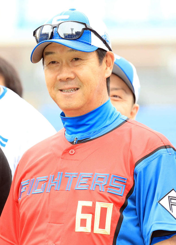 DeNA対日本ハム　試合前、この日60歳を迎えた日本ハム八木打撃コーチ（中央右）は赤いユニホームを贈られ、新庄監督（同左）ら選手たちと記念撮影（撮影・浅見桂子）