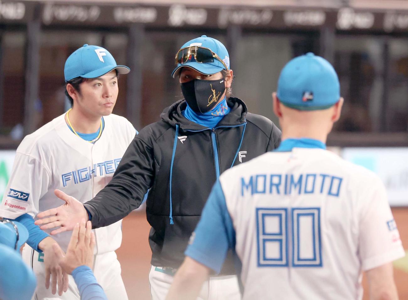 日本ハム対ソフトバンク　試合後、スタッフらとハイタッチする新庄監督（撮影・黒川智章）
