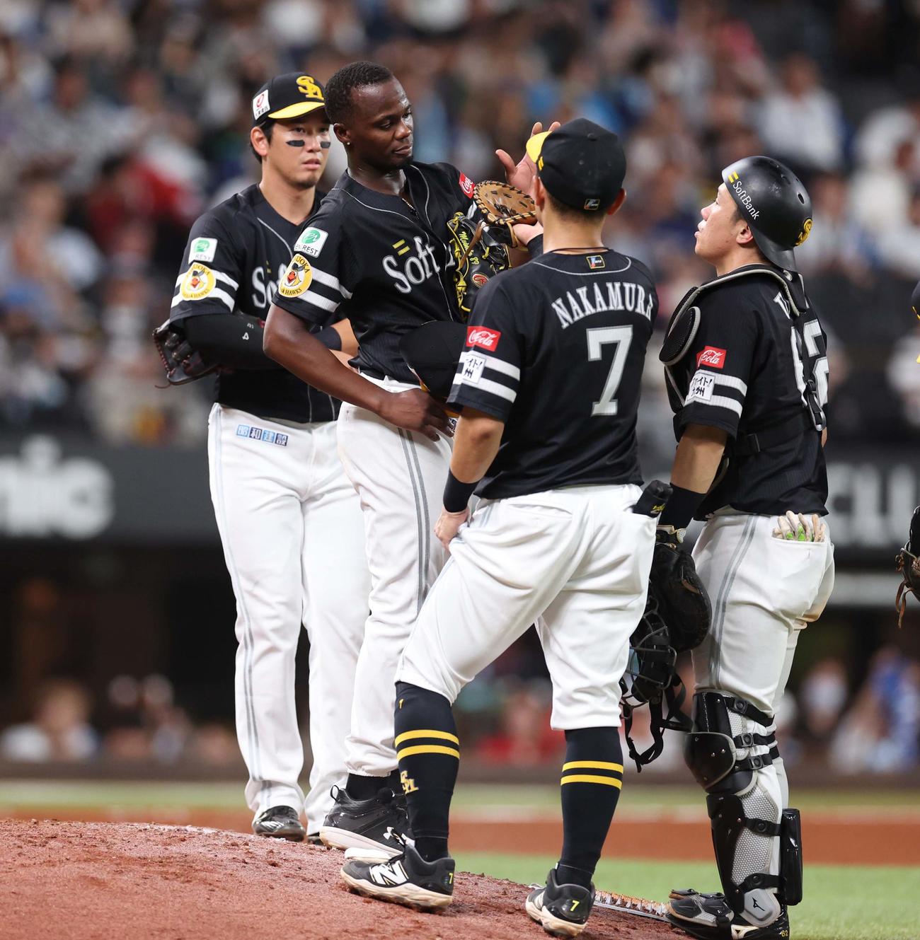 日本ハム対ソフトバンク　6回裏、途中降板するモイネロ（撮影・黒川智章）