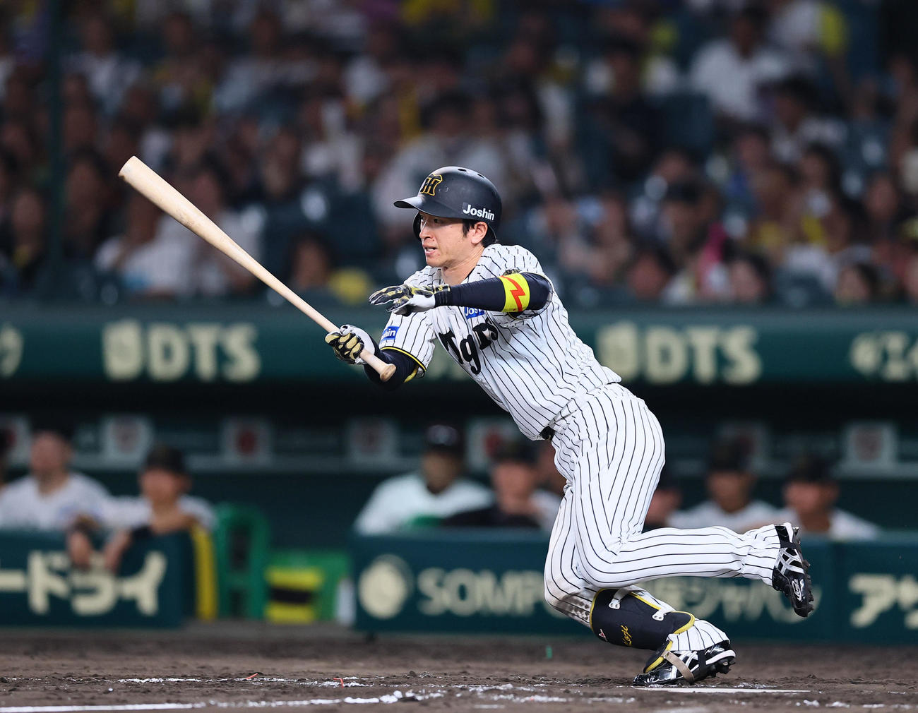 阪神対DeNA 9回裏阪神無死、近本は投手強襲内野安打を放つ（撮影・藤尾明華）